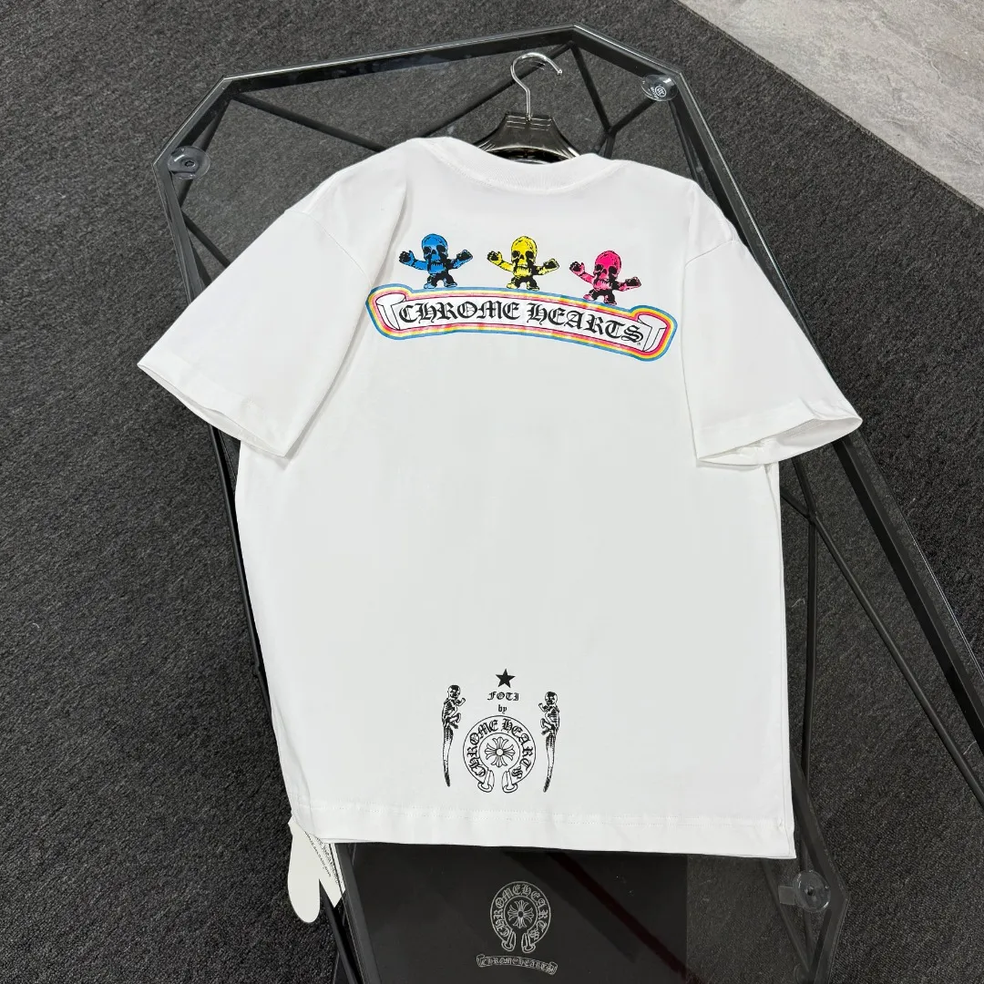 P180 Chrome Hearts Chrome Hearts 25 high-end versions. The fabric is made of 300 grams of high-density pure cotton. It does not deform or shrink. It has three labels. It is the same style for men and women. Technology: suede foaming + digital printing. Color: white, black. SIZE: S-XL.